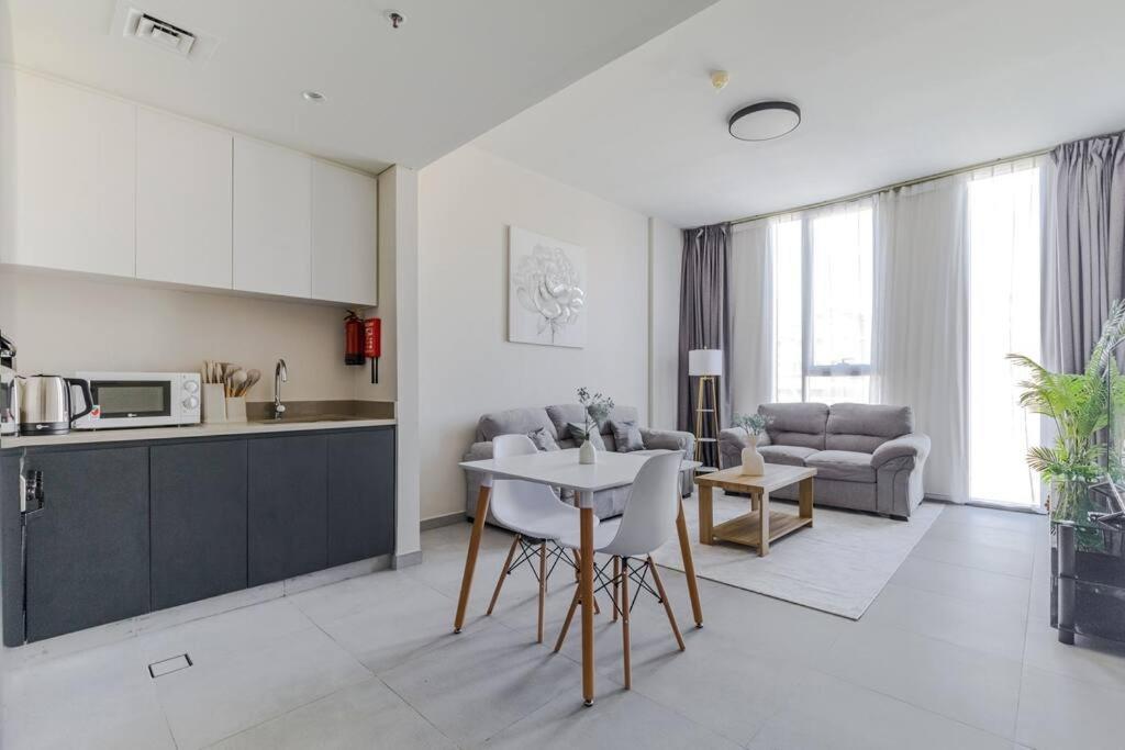 Sahab - Solo 1Br Apt In Al Jada Sharjah Luaran gambar