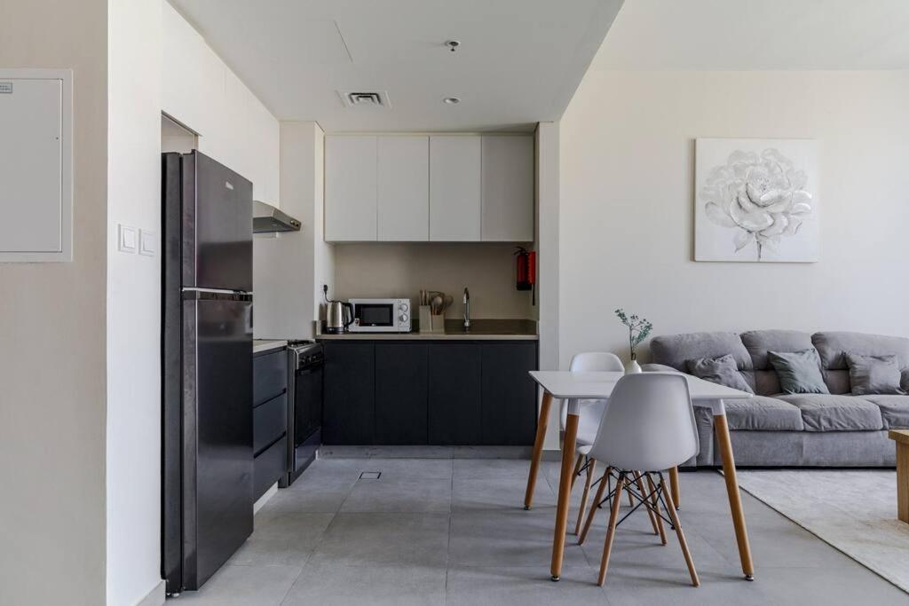 Sahab - Solo 1Br Apt In Al Jada Sharjah Luaran gambar