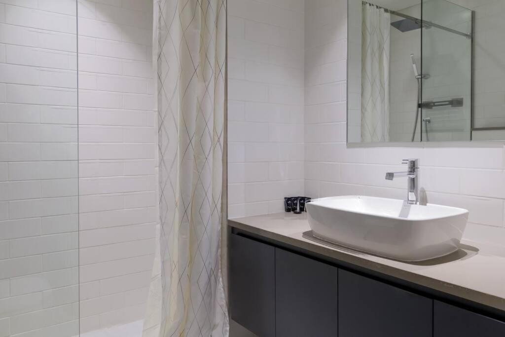 Sahab - Solo 1Br Apt In Al Jada Sharjah Luaran gambar